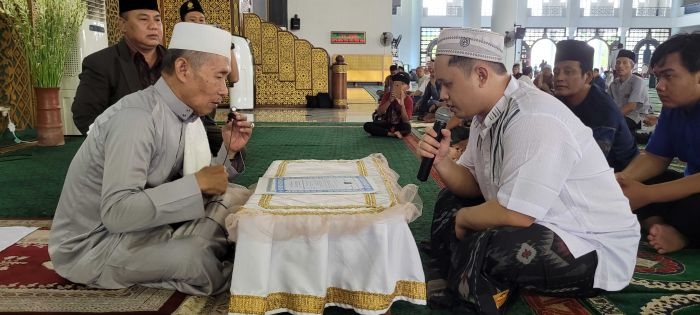 Imam Besar Masjid Al-Akbar KH Abdul Hamid Abdullah. saat menuntun Patrick Teguh Setiadi Salim ujrar dya kalimat syahadat di Masjid Al-Akbar Surabaya, Jumat (23/2/2024. Foto: MMA/bangsaonline