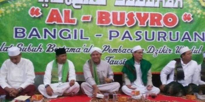 Kuliah Subuh di masjid Agung Bangil yang digelar jemaah Al-Busyro yang juga dihadiri Bupati Pasuruan, Irsyad Yusuf dan pejabat lain.