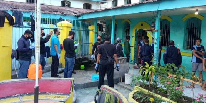Petugas melakukan pemeriksaan dan sterilisasi di kamar tahanan yang meninggal mendadak.