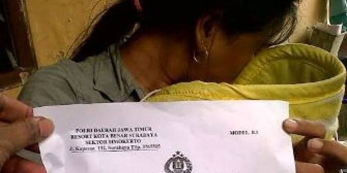 korban menunjukkan surat laporan kehilangan dari polisi. foto:rusmiyanto/BANGSAONLINE