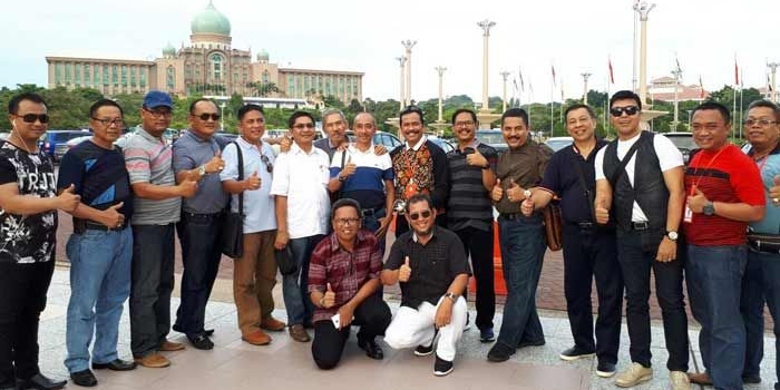 Rombongan pejabat dan staf Pemkab Gresik saat berada di Malaysia. foto: istimewa.