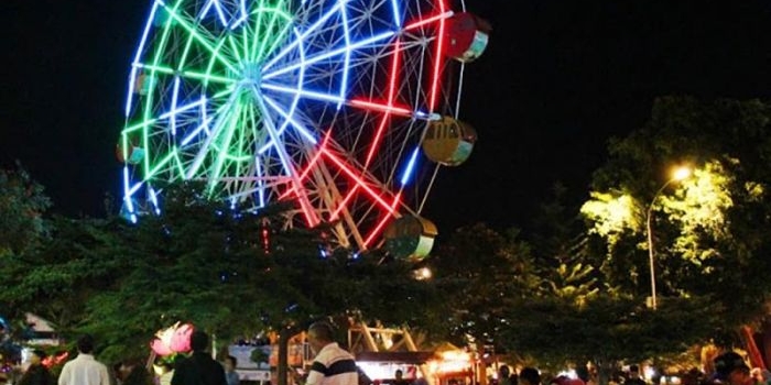 Suasana Alun-alun Kota Batu saat malam hari. 