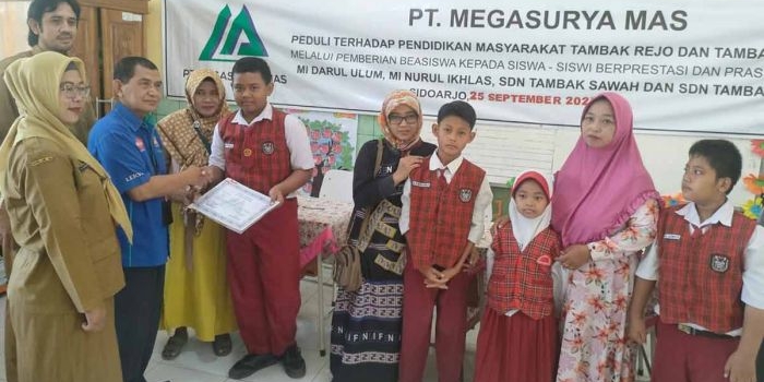 Manajemen PT Megasurya Mas saat menyerahkan beasiswa kepada siswa SDN Tambak Sawah, Kecamatan Waru, Sidoarjo. Foto: Ist
