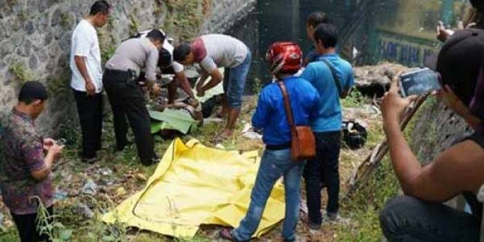 Petugas dibantu warga saat mengevakuasi jenazah Panjul. foto: rony suhartomo/BANGSAONLINE