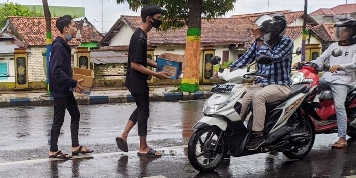 Siswa Pencinta Alam (Sispala) Arjuna Madrasah Aliyah Negeri (MAN) 1 Pamekasan saat menggalang dana di jalan bagi korban gempa di Sulbar.