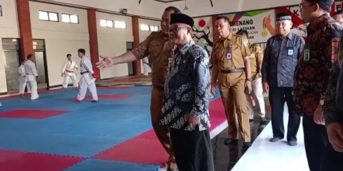kunjungi-smanor-sidoarjo-mendikdasmen-siap-replikasi-nasional-untuk-cetak-bibit-atlet-sejak-dini