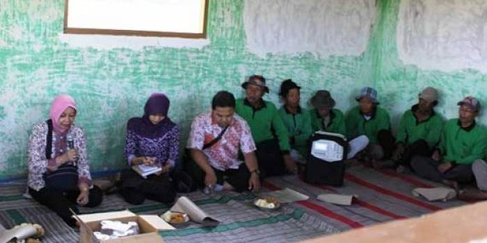 Calon Bupati Haryanti Sutrisno terlihat akrab saat berbincang dengan kelompok tani di Desa Pandantoyo kecamatan Ngancar Kabupaten Kediri, Selasa (15/9). (arif kurniawan/BANGSAONLINE)