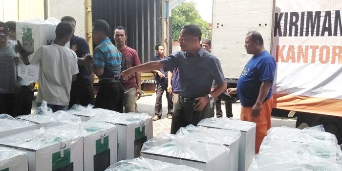 SIAP KIRIM: Logistik Pemilu 2019 di Kantor KPU Sidoarjo yang mulai dikirim ke kecamatan, Senin (25/3). foto: ist