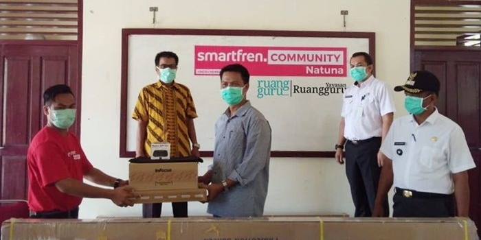 Penyerahan bantuna dari Leader Smartfren Community Natuna, Sirojuddin kepada perwakilan sekolah di Natuna.