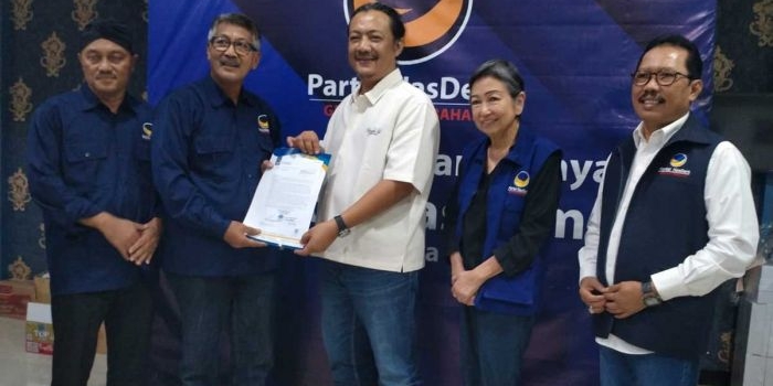 Deny Widyanarko saat menerima surat rekomendasi dari Ketua Badan Pemenangan Pemilu (Bappilu) DPW Partai Nasdem Jawa Timur, Suhandoyo, Kamis (6/6/2024).