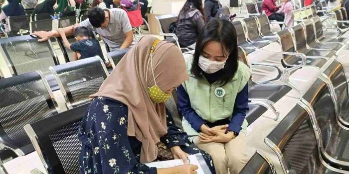 petugas-bpjs-satu-permudah-akses-informasi-layanan-jkn-di-rumah-sakit-mitra-malang
