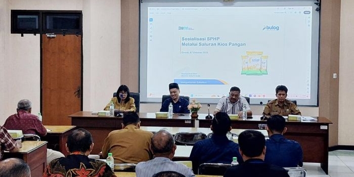 Wakil Ketua DPRD Gresik, Mujid Riduan, (dua dari kanan) saat acara "Sosialisasi SPHP Melalui Saluran Kios Pangan dengan Dinas Pertanian". Foto: Ist.