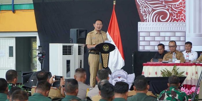 Bupati Yuhronur Efendi saat memberikan arahan dalam kegiatan pemantapan kesiapan Pilkada Lamongan 2025.