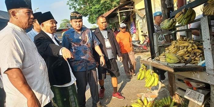 Kiai Asep didampingi tim pemenangan kampanye simpatik di Pasar Gedeg