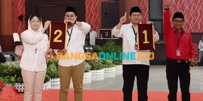 Dua Paslon peserta Pilwali Blitar 2024 setelah mendapat nomor dari KPU Kota Blitar. Foto: Akina/BANGSAONLINE