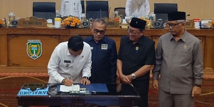 dprd-kota-madiun-serahkan-rekomendasi-lkpj-2025-ke-plt-walkot