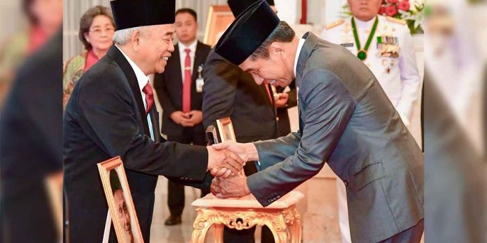 Presiden Joko Widodo saat menganugerahkan gelar pahlawan nasional KH Abdul Chalim yang diterima putra bungsunya, Prof Dr Kh Asep Saifuddin Chalim, MA. Foto: Setneg