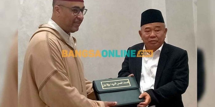 Dr Mustofa Khuluthi, Direktur Madrasah Quraniyah Masjid Hassan II memberikan cendera mata kepada Prof Dr KH Asep Saifuddin Chalim, MA, di kantornya di lingkungan Masjid Hassan II Casablanca, Maroko, Jumat (11/1/2023). Foto: BANGSAONLINE