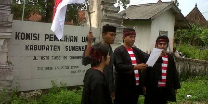 Aktivis KMS membacakan surat rakyat didepan kantor KPU Sumenep. foto:Ida Okvinita/BANGSAONLINE