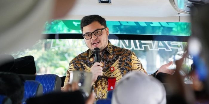Bupati Kediri Hanindhito Himawan Pramana saat menyapa calon jamaah haji di dalam Bus. (Ist).