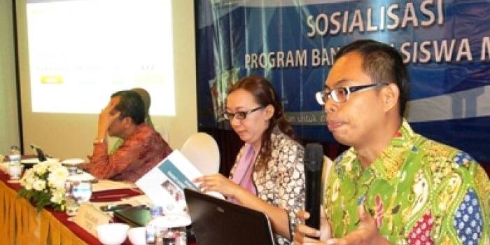 ?Budi Priantoro (kanan), Dyah Larasati, Sastra Juanda saat sosialisasi BSM 2014. foto : nisa/bangsaonline