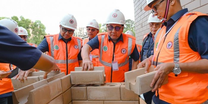 sig-kirim-36-000-bata-interlock-presisi-untuk-pembangunan-huntap-di-kampung-talang-padang