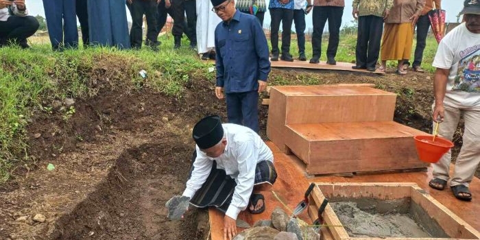  Prof Dr KH Asep Saifuddin Chalim, MA dan Mendes dan PDT Yandri Susanto saat melakukan peletakan batu pertama  pengembangan Gedung Universitas KH Abdul Chalim di Pacet Mojokerto, Ahad (21/12/2025). Foto: Ais/bangsaonline