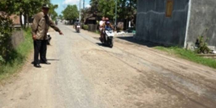 ?Kasi Pembangunan Desa Kalidawir Moh Socheh, Tanggulangin menunjukkan lokasi jalan rusak rawan kecelakaan. foto: Agus HP/HARIAN BANGSA)