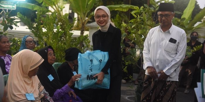 wali-kota-vinanda-dan-gus-qowim-bagikan-paket-sembako-lebaran-pada-648-masyarakat-kota-kediri