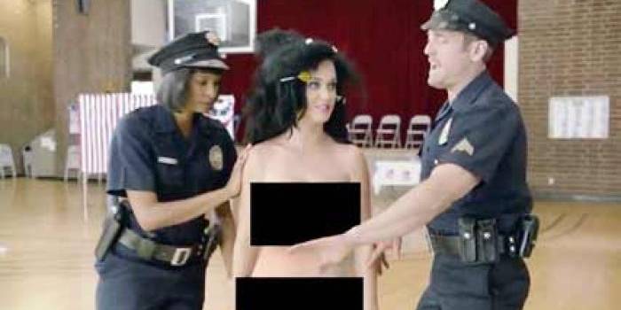 adegan komedi, di mana katy perry disatroni polisi. foto: repro mirror.co.uk