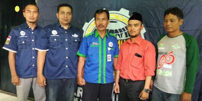 RAPATKAN BARISAN: Pengurus Sarbumusi Sidoarjo usai rapat pengerahan massa aksi May Day menuju Grahadi, di Kantor DPC Sarbumusi Sidoarjo, Selasa (30/4). foto: ist