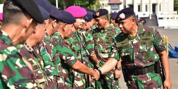 Pangkoarmada II Laksamana Muda TNI Mintoro Yulianto, S.Sos, M.Si saat menyalami para prajurit.