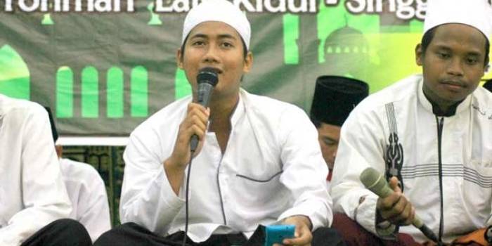 Muhammad Ridwan Asyfi saat live di Tuban. foto: EKY NURHADI/ BANGSAONLINE