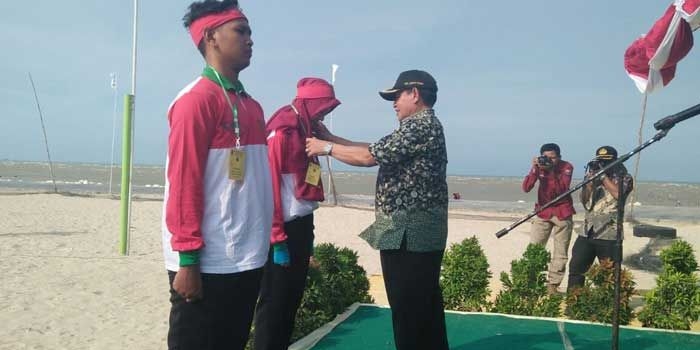 Wabup Noor Nahar saat menyematkan ID card kepada peserta Jambore Pemuda.