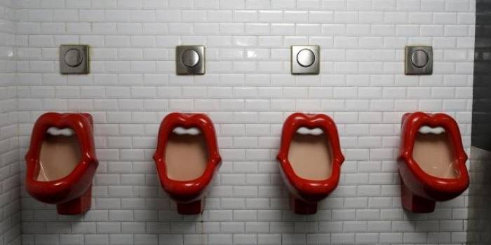 Urinal terinspirasi oleh Rolling Stones, terlihat di sebuah bar di Paris, 15 Oktober 2015.
Reuters / Jacky Naegelen
