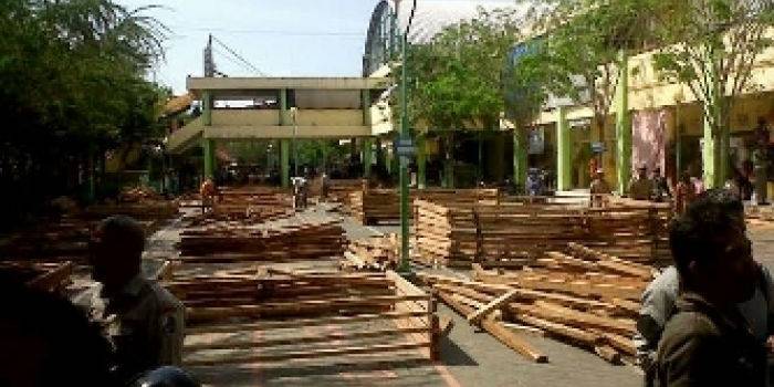 Persiapan pembangunan Tempat Penampungan Sementara di areal parkir pasar Srimangunan. Foto:junaidi/BANGSAONLINE