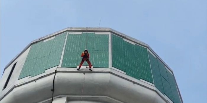 damkar-kota-pasuruan-evakuasi-drone-yang-tersangkut-di-menara-air-tua-kawasan-alun-alun