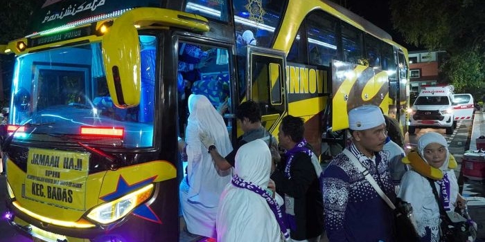 Jamaah haji asal Kecamatan Badas, Kediri, saat turun dari Bus. Foto: Ist.