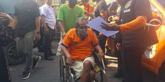 Tersangka, Mbah Suhari saat diamankan oleh Polrestabes Surabaya terkait aksi penipuan penggandaan uang.