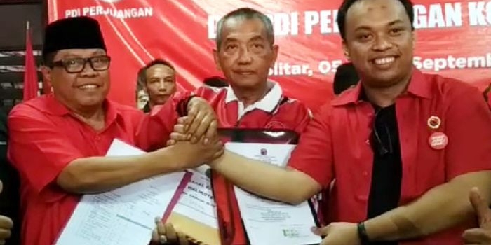 Plt Wali Kota Blitar Santoso (kiri) dan Henry Pradipta Anwar (kanan) saat mengembalikan formulir penjaringan bacawali dan bacawawali Blitar ke DPC PDI Perjuangan Kota Blitar, Sabtu (14/9/2019).