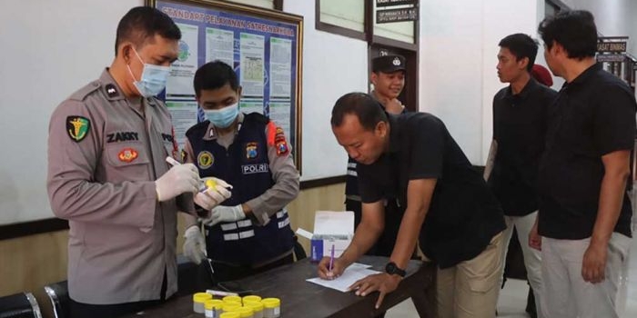 Tes urine untuk personel Polres Probolinggo Kota dikawal propam dan satarkoba.
