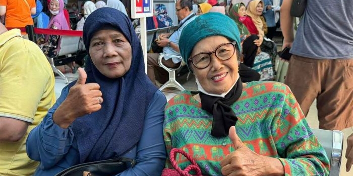 Nur Isnawati Latuny (73) dan Layu Sumiarti (68) di area ruang tunggu poli rawat jalan RS Gatoel, Kota Mojokerto.