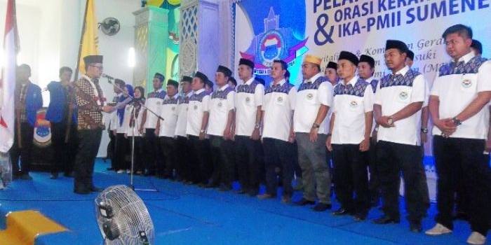 Suasana khidmat pelantikan PC IKA PMII Sumenep periode 2016-2021. Foto: rahmatullah/BANGSAONLINE