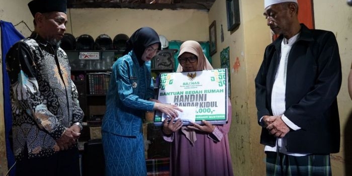 rumah-kerap-bocor-nenek-76-tahun-di-kota-kediri-terima-bantuan-bedah-rumah-rp20-juta