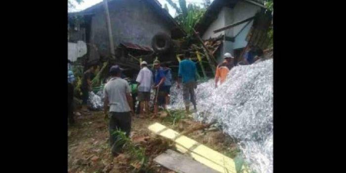 NAAS - Truk penuh muatan limbah plastik menyasar rumah warga Desa Sukoasri Trawas. (gunadhi/BANGSAONLINE)