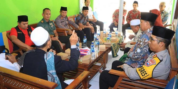 Kapolres Ngawi saat berdialog dengan para tokoh masyarakat di Dusun Plampohan II Desa/Kecamatan Geneng, Ngawi.