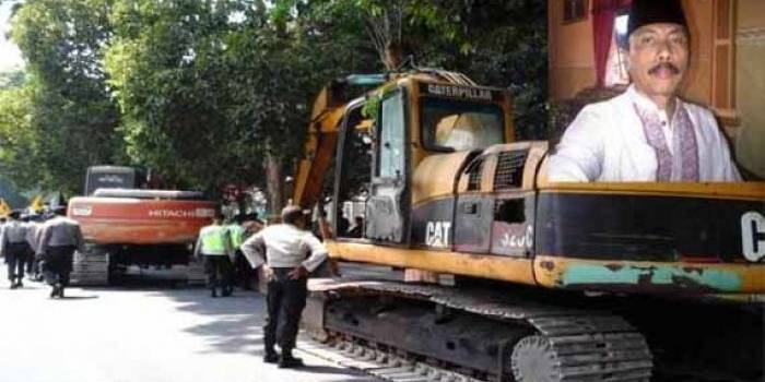 Polisi saat menyita tiga alat berat di sekitar tambang dan Kepala Desa Selok Awar-awar Lumajang, Hariyono (inset). foto: imron/BANGSAONLINE