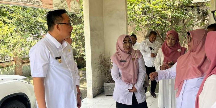 Wabup Alif (kiri) saat meninjau calon gedung TPA. Foto: Ist.