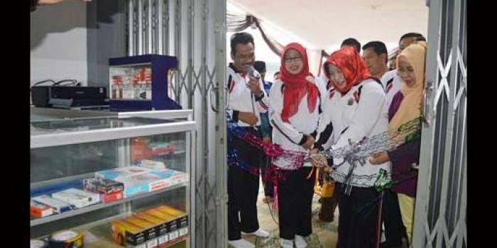 Kepala DPPKAD, Yetty Sri Suparyati bersama Wabup, Moh. Qosim ketika launching Bazzmart. foto: syuhud/ BANGSAONLINE