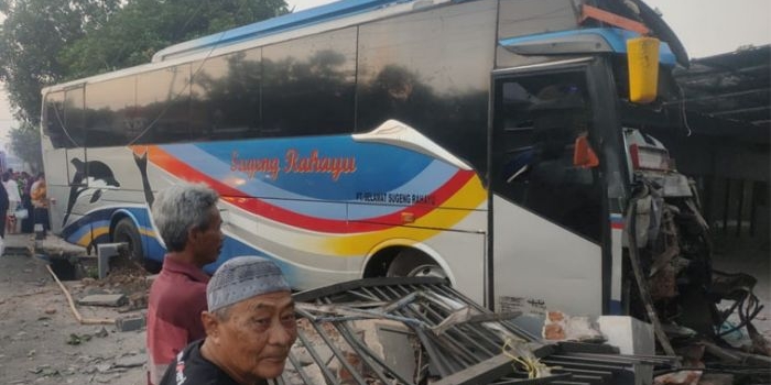 Kondisi bus saat seruduk rumah warga di Jombang.